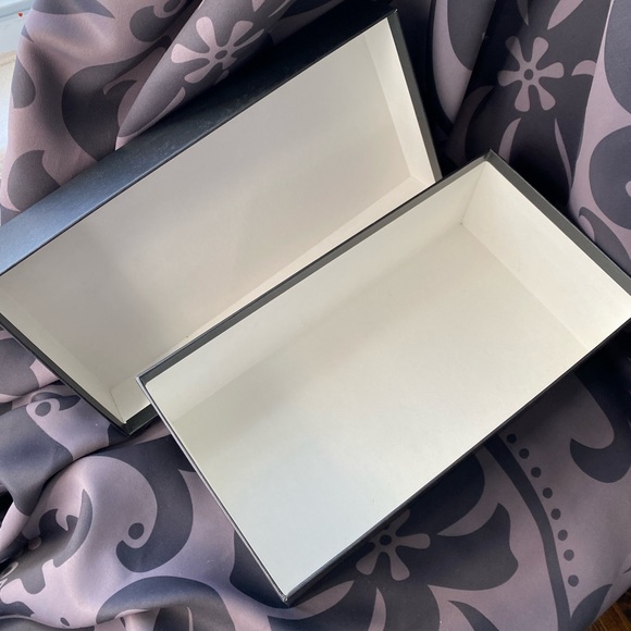 Authentic Gucci Black & White Gift Box - Picture 6 of 9